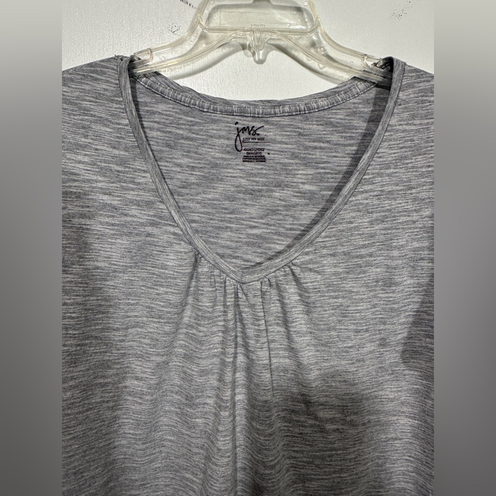 Woman’s tee shirt - Picture 3 of 3